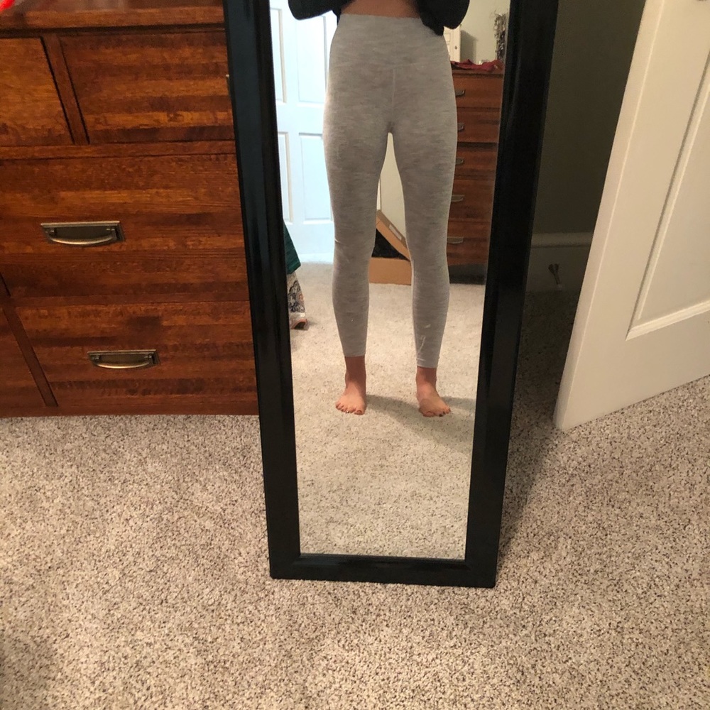 Lululemon size 6 leggings Wunder under